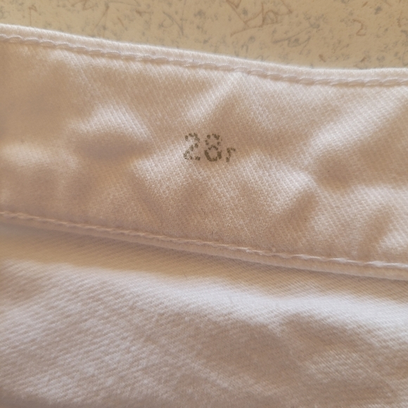 Gap womans white jeans. Size 28. - Picture 5 of 6